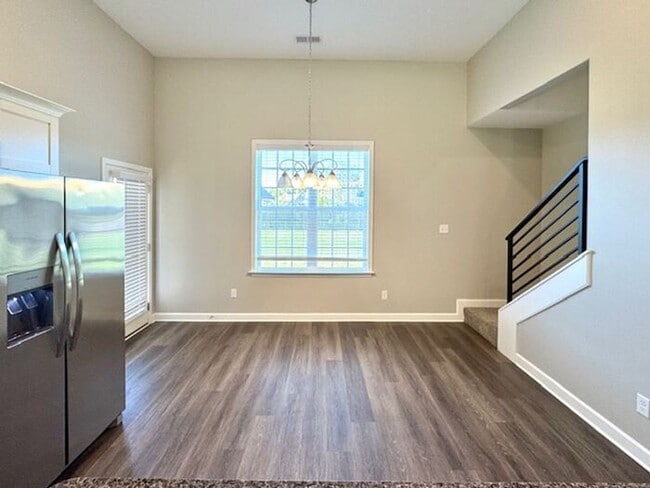 Building Photo - Now Leasing a 5-Bedroom 3 Bath Home in Hor...