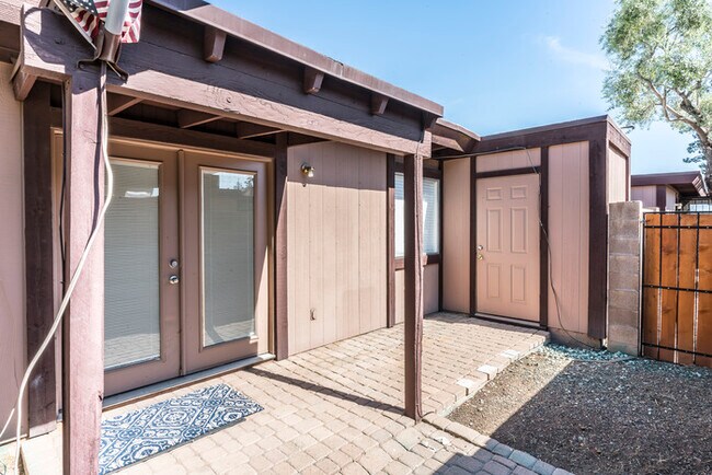 Building Photo - End Unit Apartment in Tempe