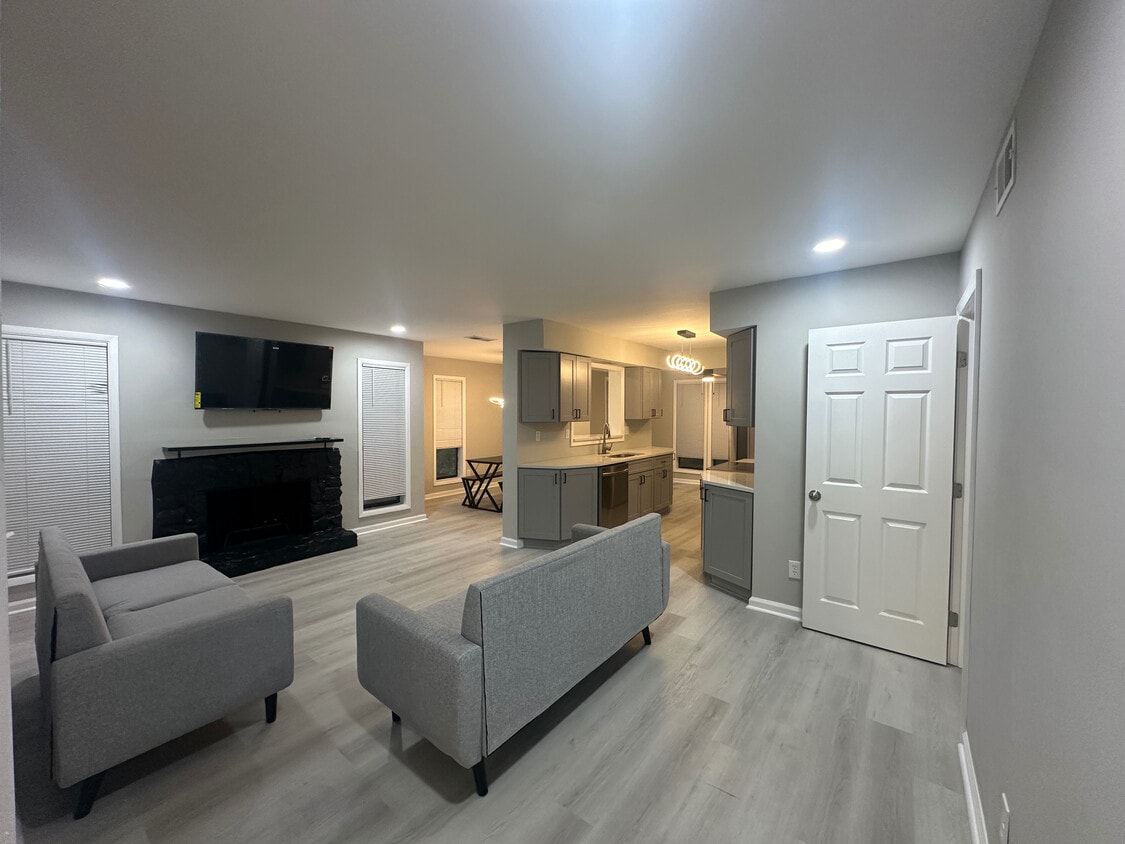 Primary Photo - Room in Condo on Roberts Dr