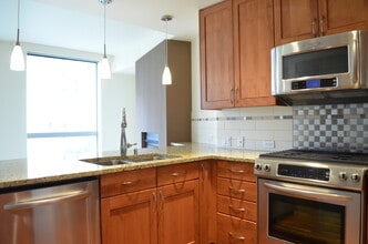 Building Photo - 10610 NE 9th Pl