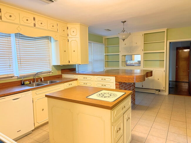 Building Photo - 1400 9th Ave