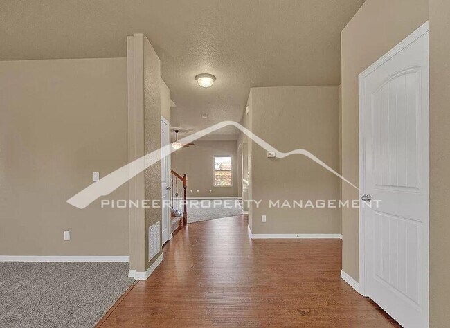 Foto del edificio - Stunning Single Family Home with 3 Car Gar...