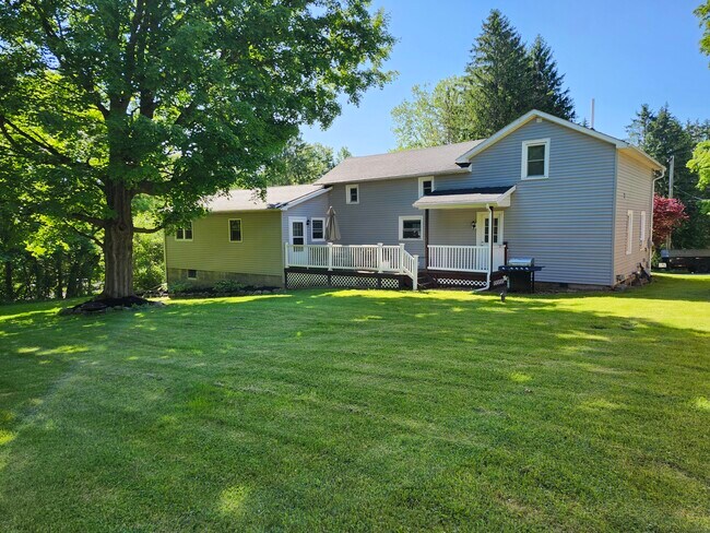 Foto del edificio - 829 Crow Hill Rd