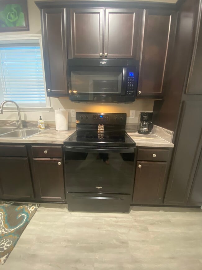 Foto del edificio - 36 Indian Camp Rd