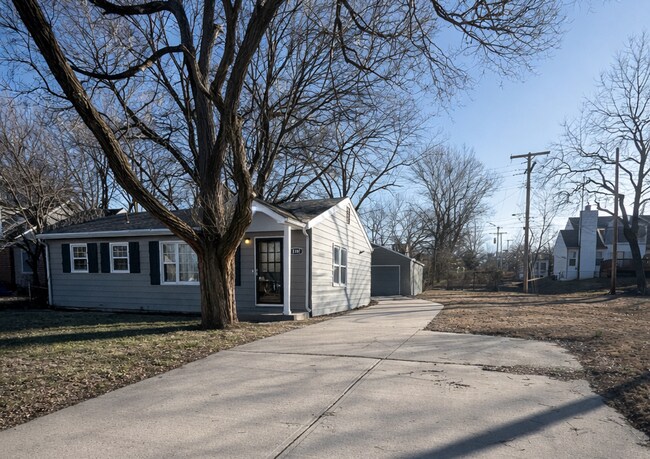 Foto del edificio - SEE IT NOW: Charming Home with Spacious Living, Modern Kitchen & Private Driveway in Overland Park!