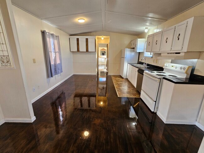 Cocina y comedor - 607 Tater Peeler Rd