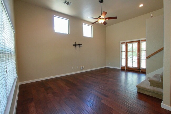 Building Photo - 2102 Laura Ct