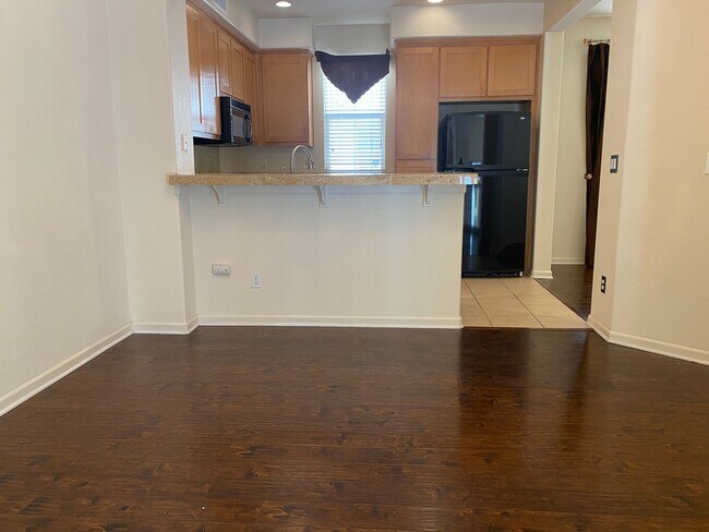 Foto del edificio - Beautiful 2 Bedroom + Den/Office 3 Bath To...