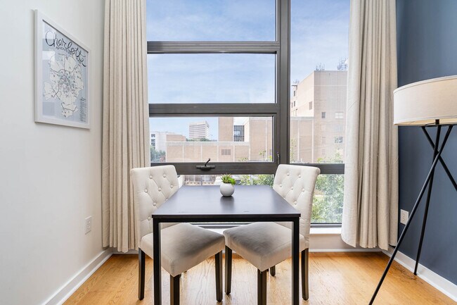 Un lugar soleado para tomar tu café de la mañana mientras observas la ciudad desde abajo. - 525 E 6th Street