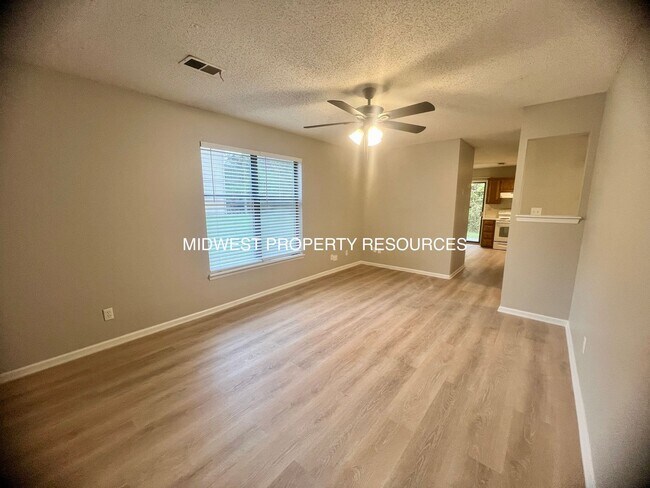Foto del edificio - Freshly Updated 2 Bedroom Apartment