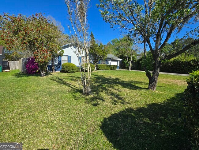 Building Photo - 425 Sunnyside Dr