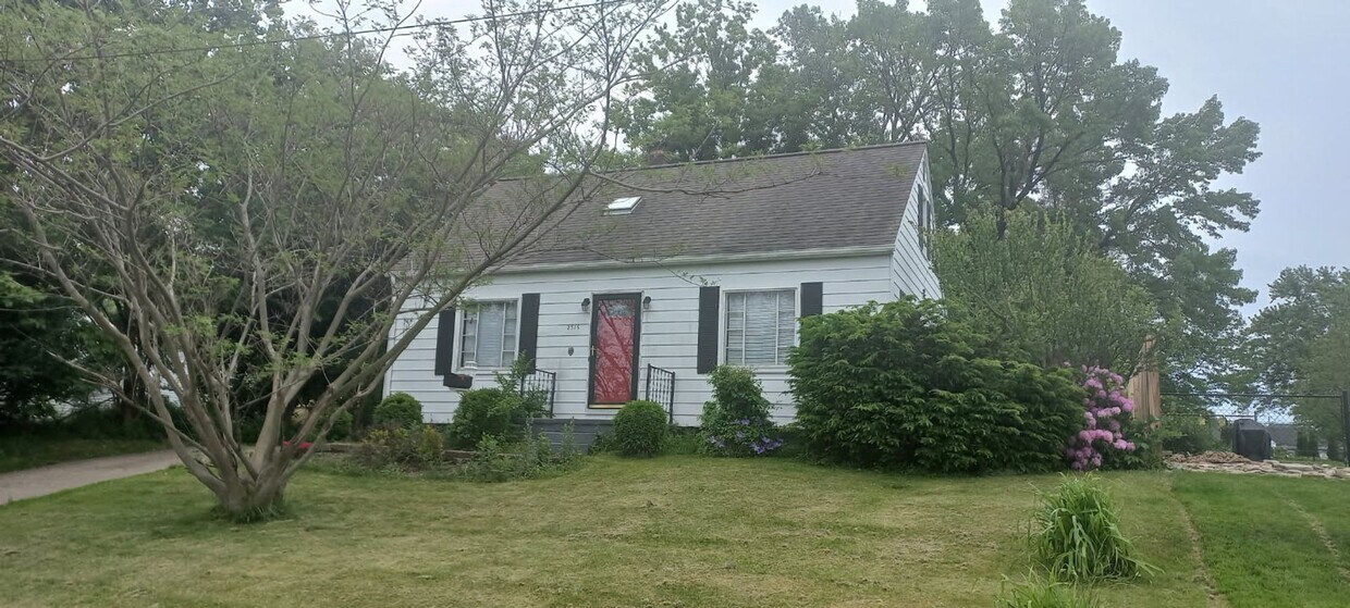 Foto principal - 4 BEDROOM HOME IN MILLCREEK