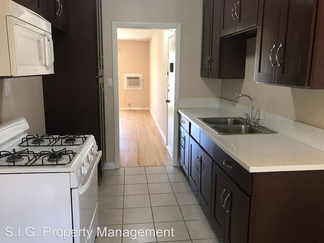 Building Photo - 2304 W Oak St