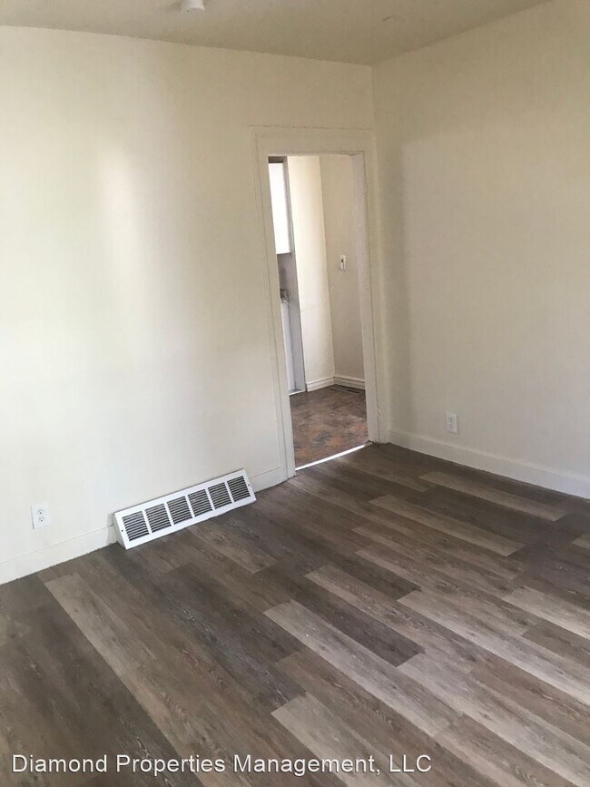 Building Photo - 4 br, 1 bath House - 674 Orchard Street