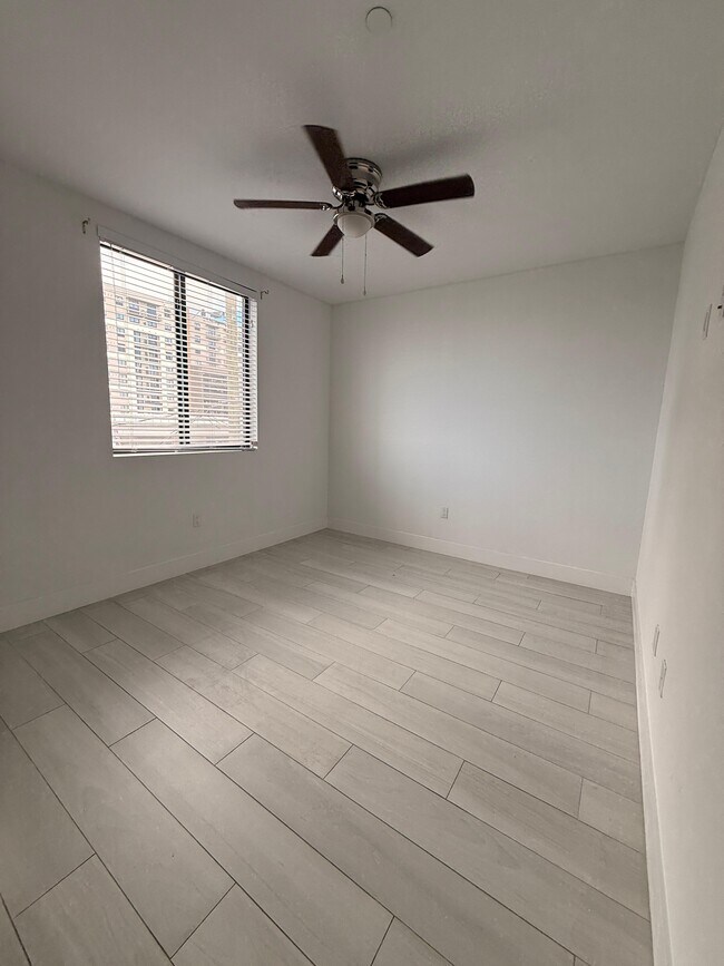 Foto del edificio - 765 E 20th St