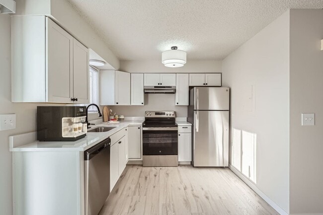 Foto del edificio - Breathtaking Renovation! Oversized 2 Bed 1.5 Bath Townhome! Ready Now! Don't Miss Out!