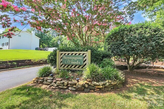 Foto del edificio - 6510 Clavell Ln