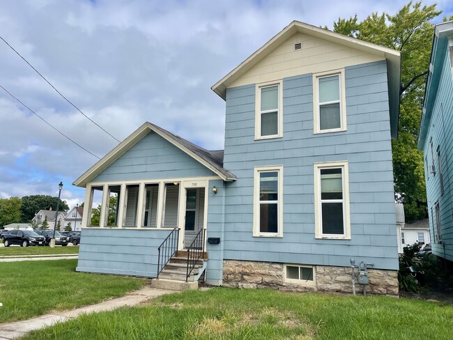 Building Photo - 720 W Lincoln Ave