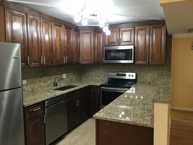 Building Photo - 3221 W Parkway Dr