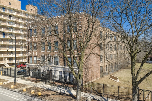 Building Photo - 7715 S South Shore Dr Chicago, IL 60649