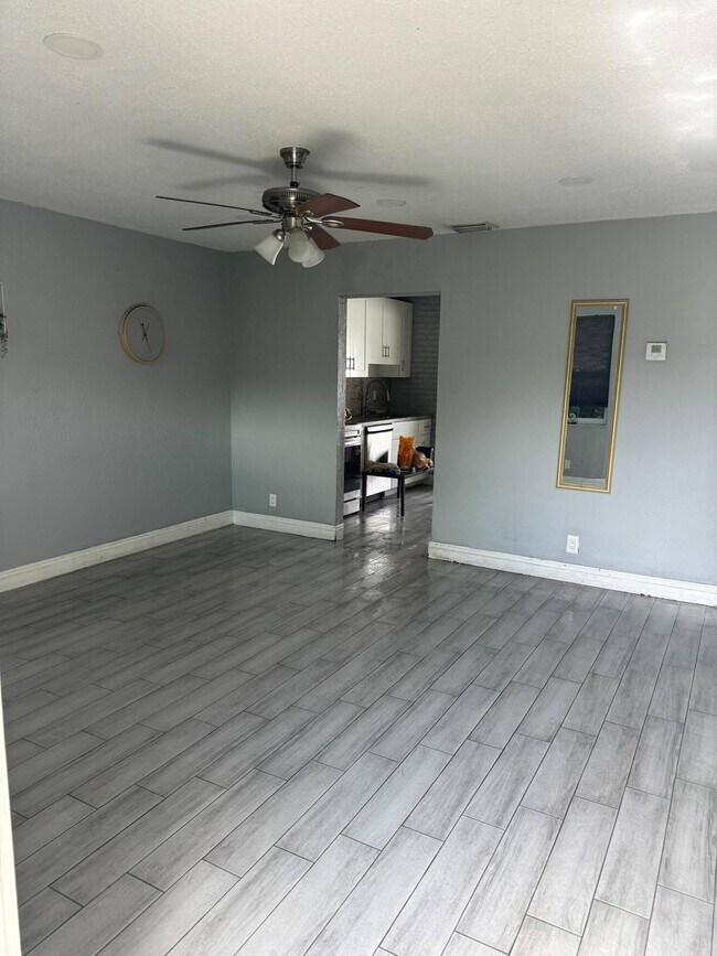 Foto del edificio - 1051 SW 32nd Ct