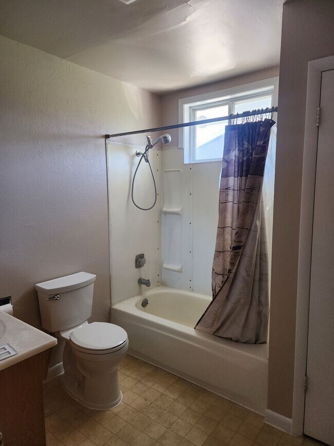 Building Photo - 1/2 Off First Month's rent at lease signin...