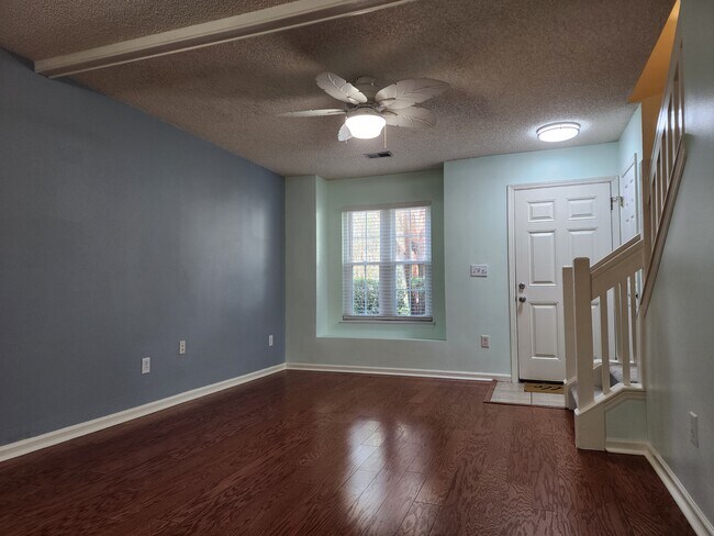 Building Photo - 8022 Shadow Oak Dr