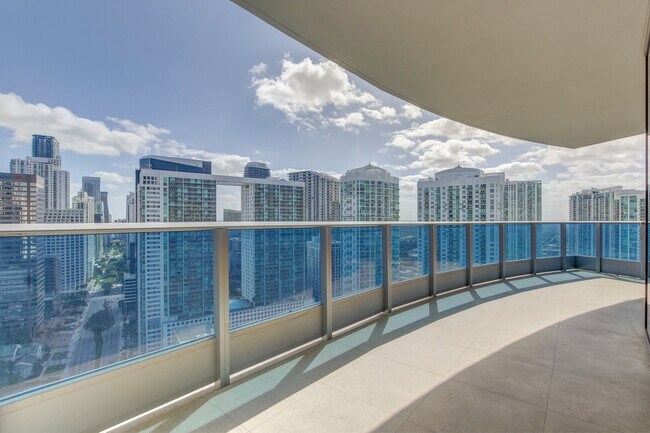 Views to Downtown - 200 Biscayne Blvd Way