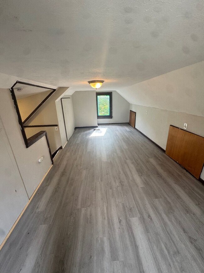 Building Photo - Charming 3-Bedroom Property in Prime Location (SECTION 8 VOUCHERS ACCEPTED)
