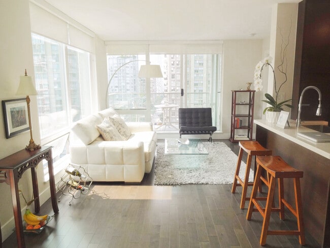 Building Photo - 535 Smithe St