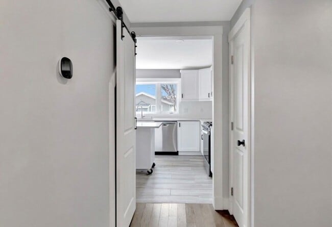 Building Photo - 10 Oak St