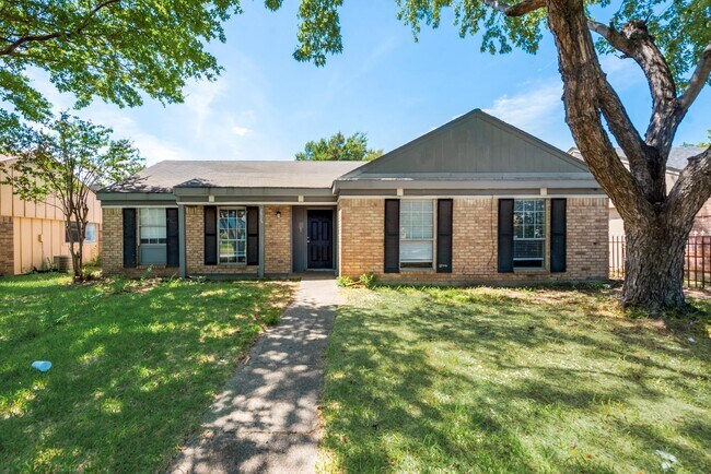 Building Photo - 1515 Pebblewood Dr