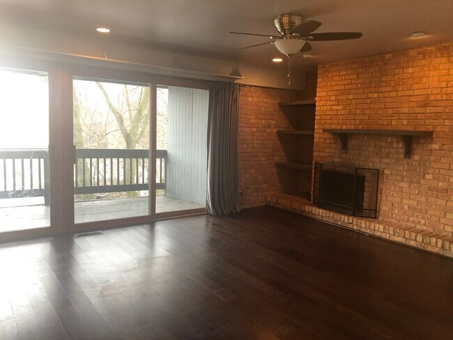 Building Photo - 5501 Lakeside Dr