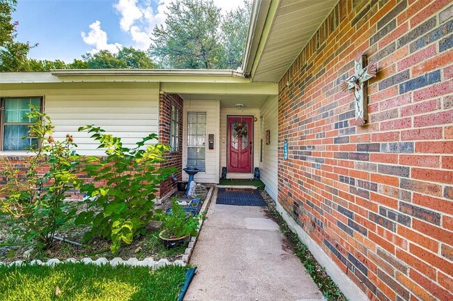 Building Photo - 123 Village Dr
