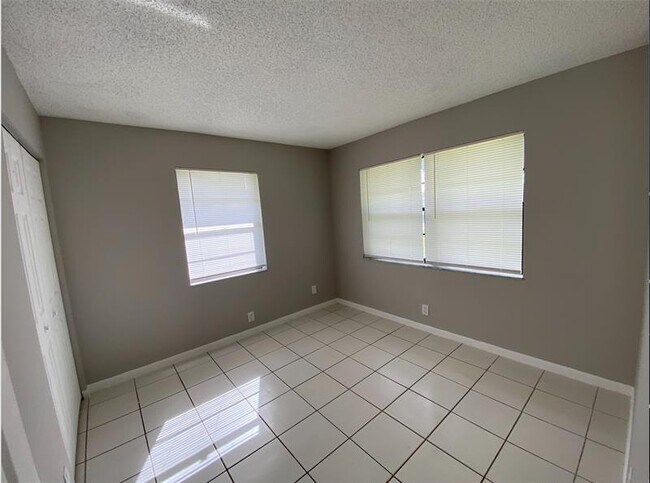 Foto del edificio - 4734 Summit Blvd