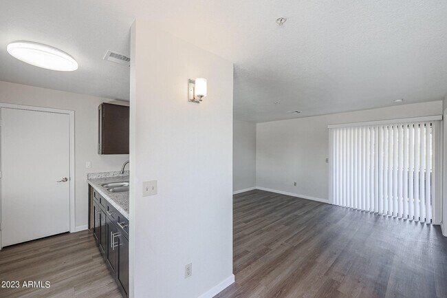 Foto del edificio - 16033 N 25th St