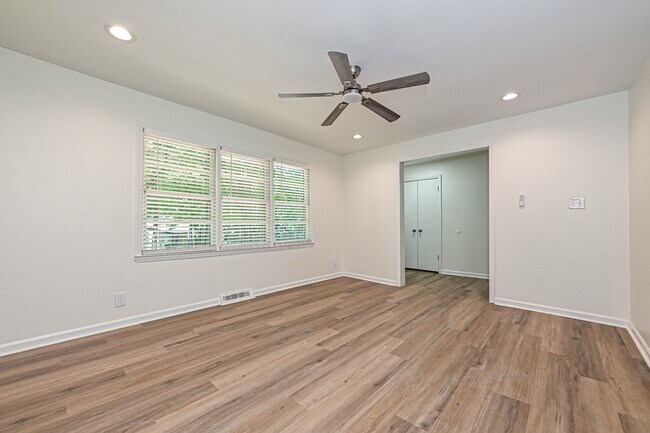 Foto del edificio - 5121 Farm Pond Ln