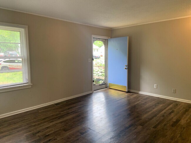 Building Photo - Cute Glenwood area 2 BR Near UNCG
