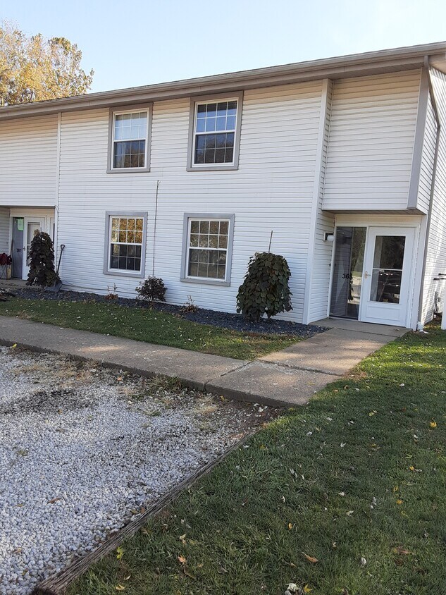 363 Oak Manor Ave NE, Massillon, OH 44646 Townhome Rentals in