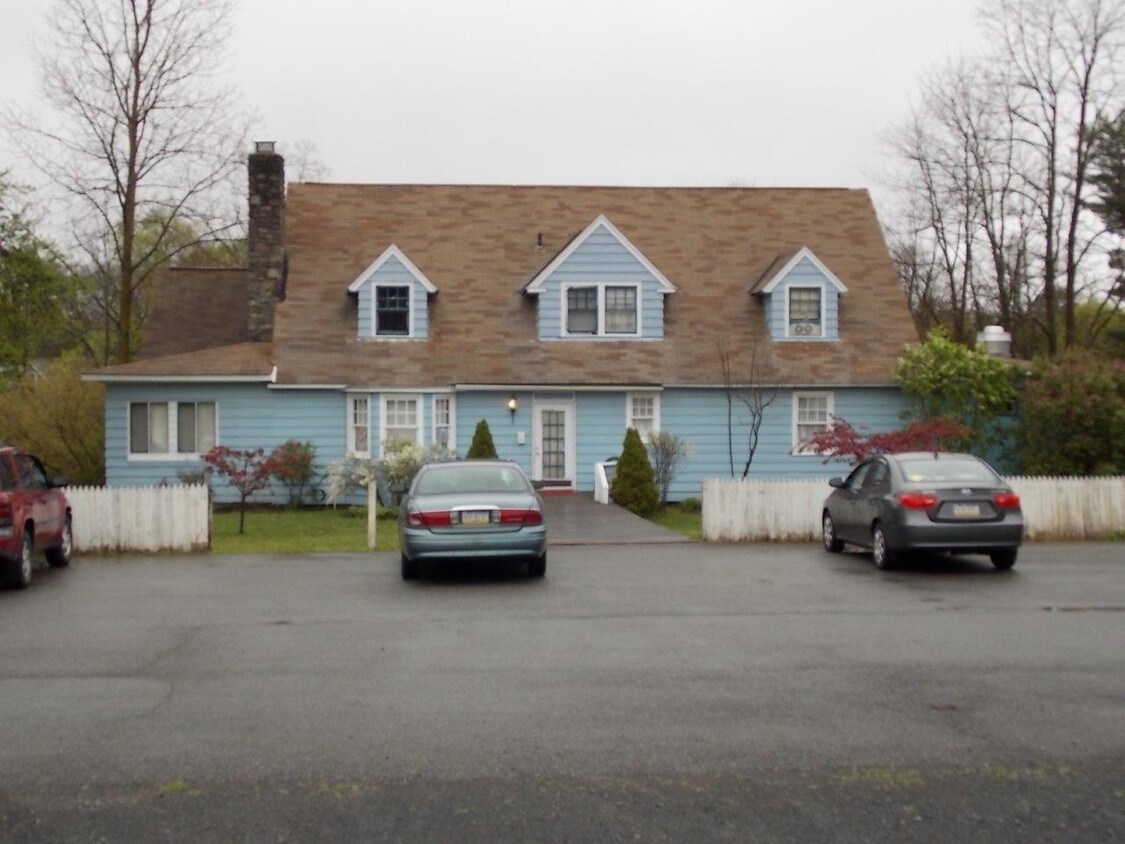 Building Photo - 127 Monomonock Rd