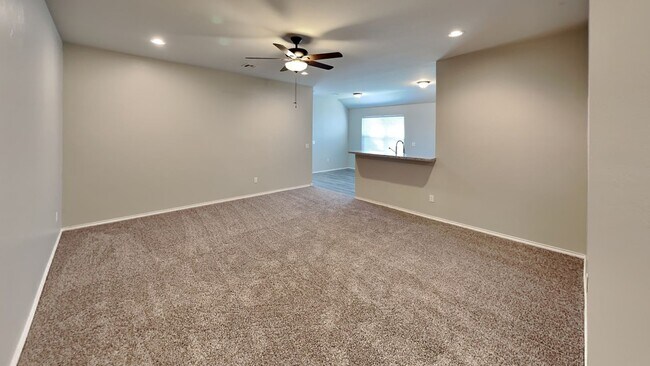 Building Photo - Very Nice 3 Bedroom House in Yukon Schools