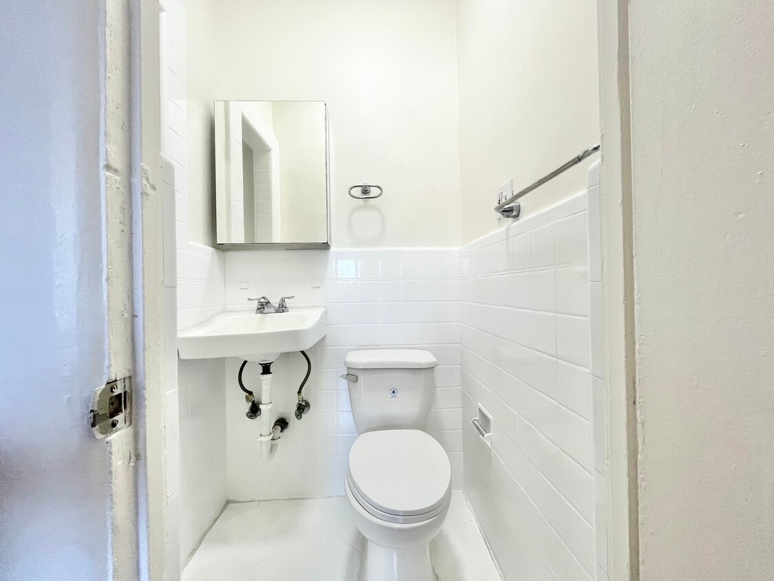 Building Photo - 652 S Dunsmuir Ave