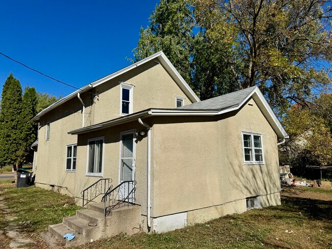 Building Photo - 530 Simon Ave W
