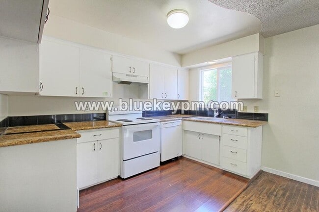 Building Photo - 2 Bed, 1 Bath Duplex Unit in Rose Village