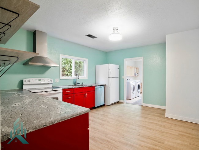 Building Photo - 315 SE Park Ave