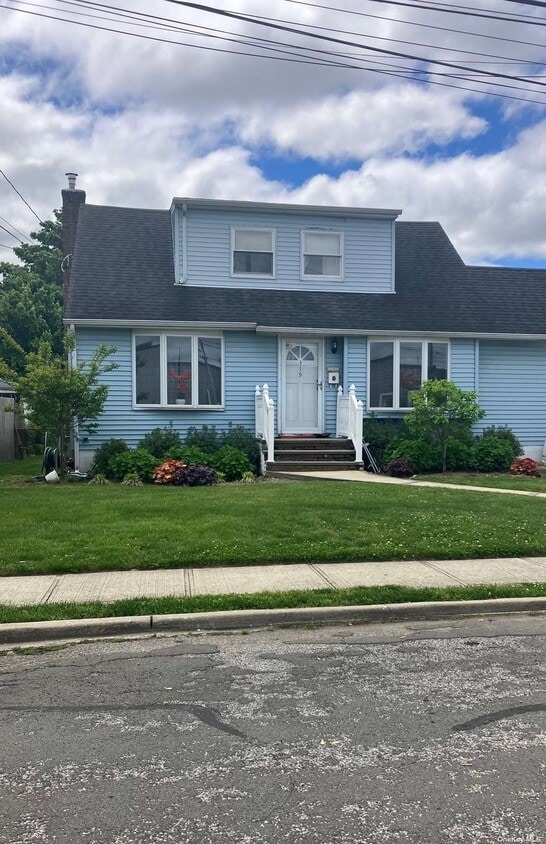 319 42nd St, Lindenhurst, NY 11757 House Rental in Lindenhurst, NY