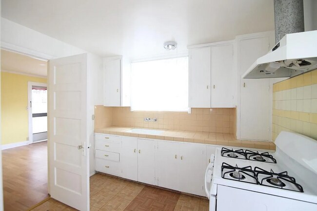 Foto del edificio - 4625 Kingswell Ave