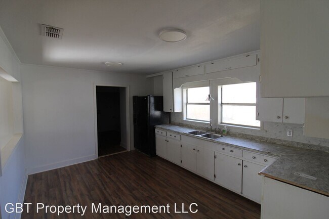 Foto del edificio - 3 br, 2 bath House - 613 E. 9th St.