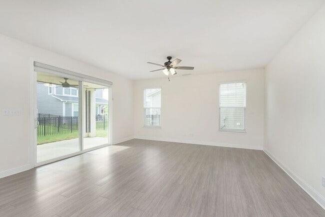 Building Photo - Beautiful Three Bedroom in Carmel!