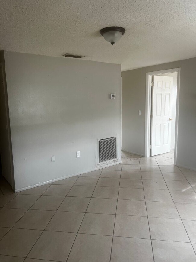 Foto del edificio - 12204 Maltz Ave